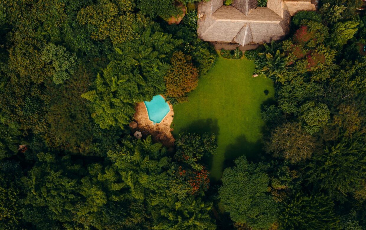 Moivaro Coffee Lodge dronebeeld tuin