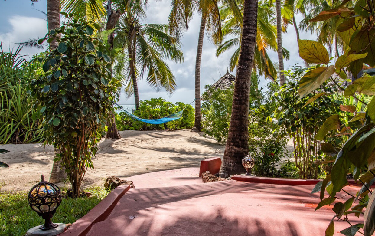 1920x1280-pongwe-beach-hotel