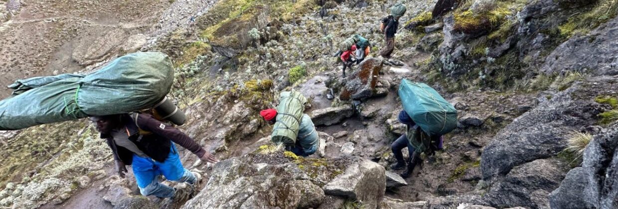 Dragers tijdens beklimming Kilimanjaro - Explore Tanzania