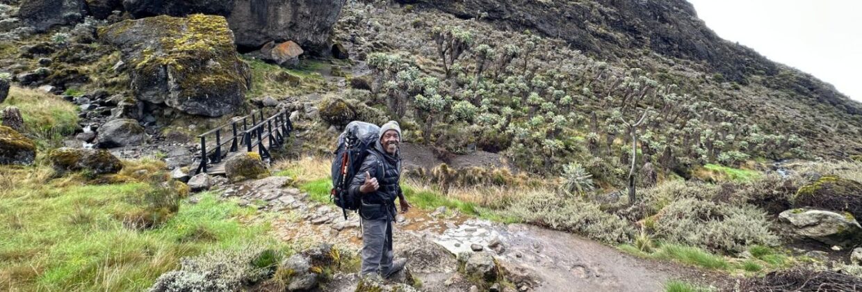 Gids checkt gezondheid tijdens klim Kilimanjaro - Explore Tanzania