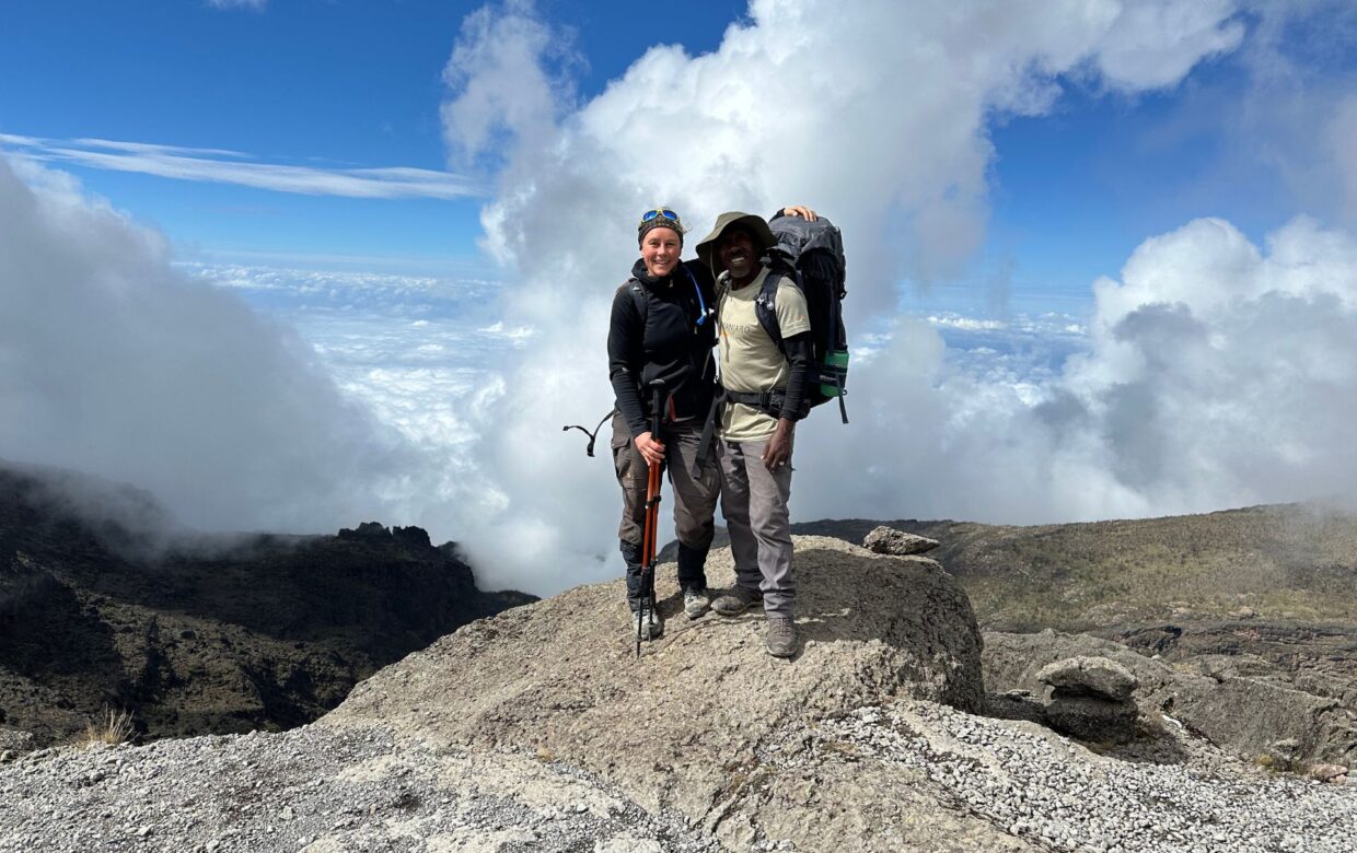 Kilimanjaro beklimmen wandelaar en gids bij uitzicht - Explore Tanzania