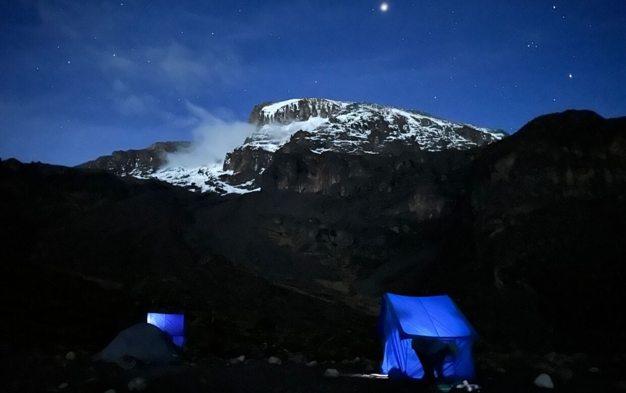 Baranco Camp bij nacht op Lemosho route Kilimanjaro - Explore Tanzania