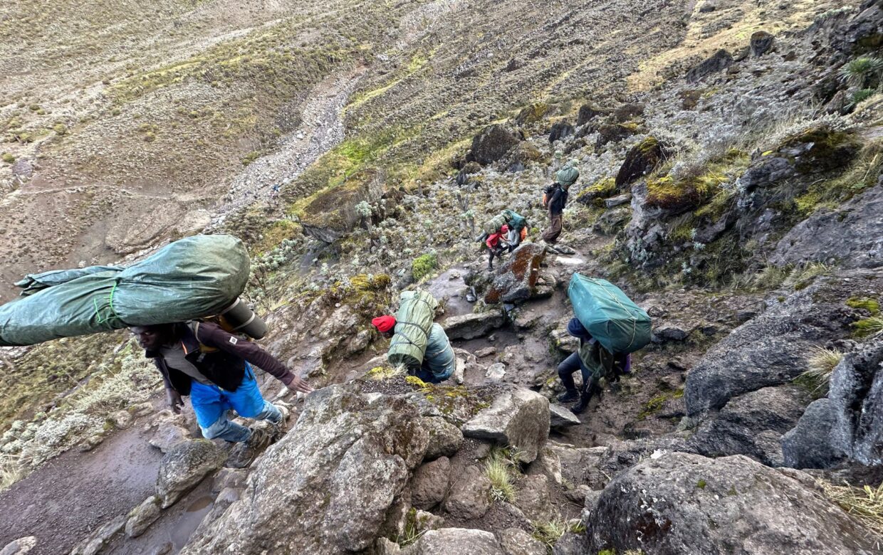 Kilimanjaro beklimmen met crew en dragers - Explore Tanzania