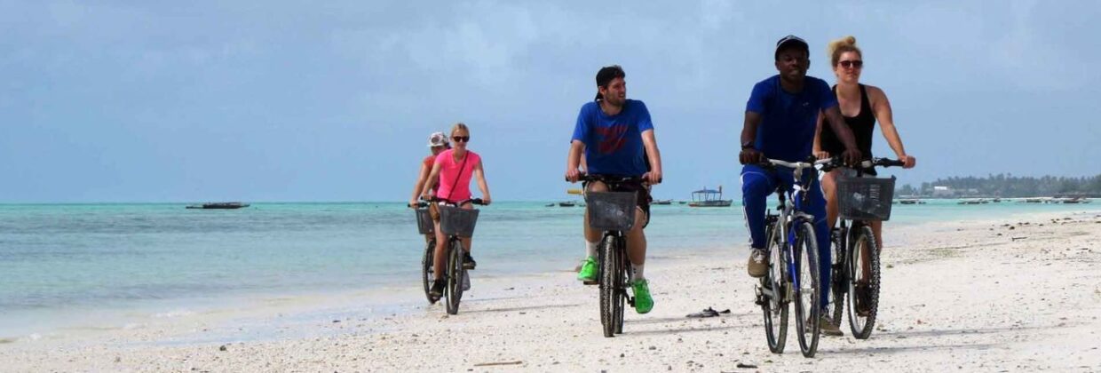 Zanzibar fietstocht strand - Wie is de Mol 2026 Tanzania