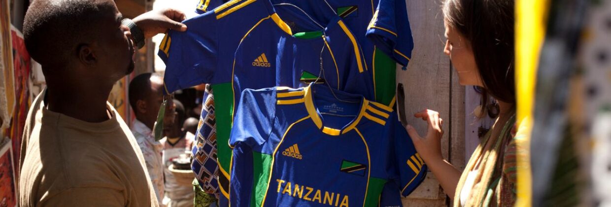 Voetbalshirt Tanzania markt Arusha - Wie is de Mol 2026 locatie