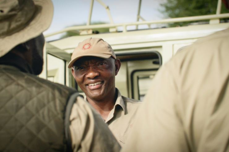 Tanzaniaanse safarigidsen lachen samen tijdens opleidingsdag in de natuur
