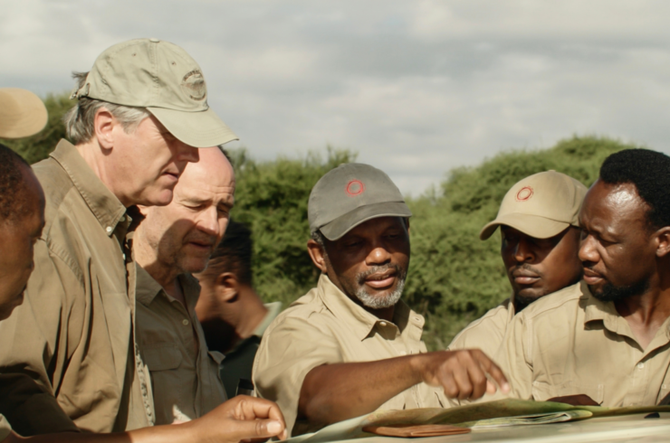 Safarigids bestudeert route en landschap tijdens gidsentraining in Tanzania