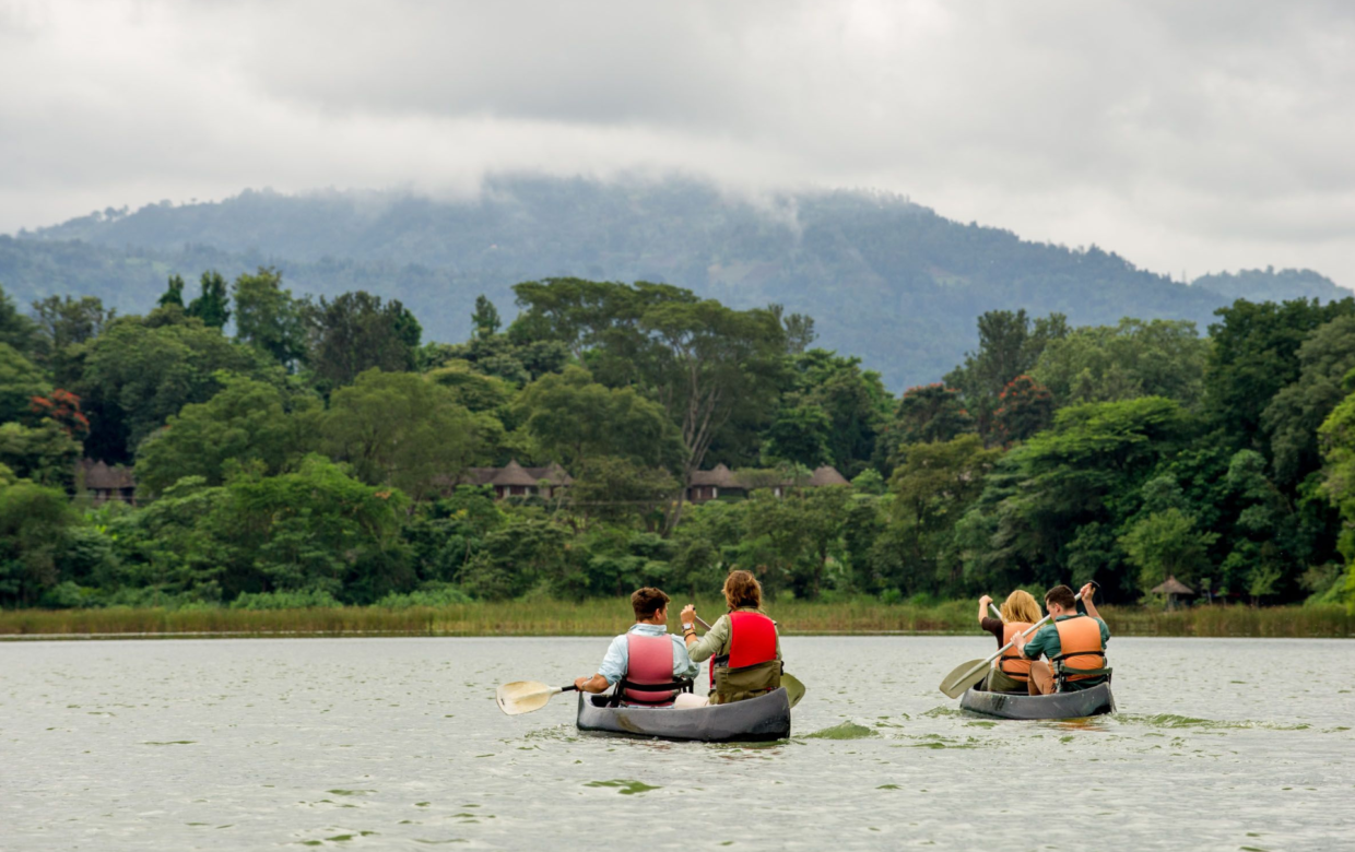 Lake Duluti kano varen Tanzania - Wie is de Mol 2026 locatie