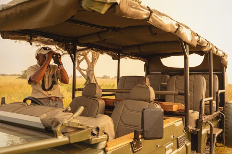 Open safari-jeep tijdens een gamedrive in Zuid-Tanzania