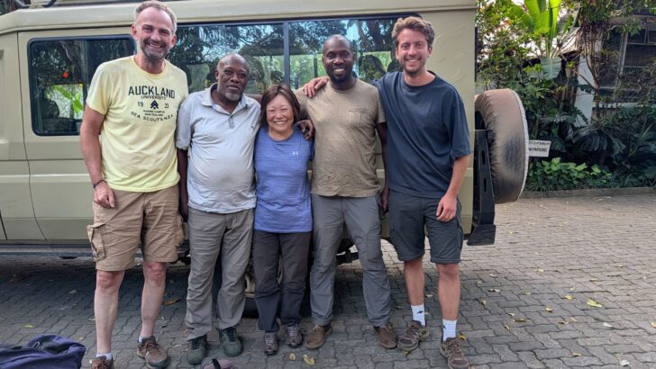Familie voor jeep met gidsen in Tanzania